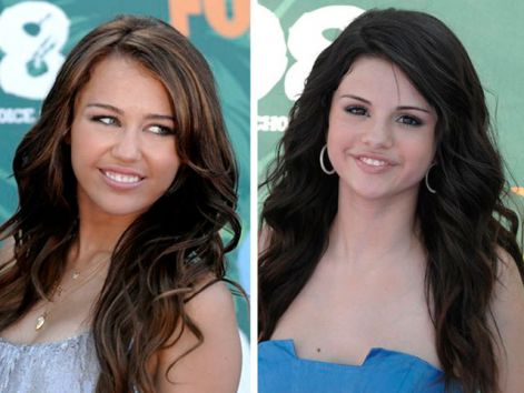-282153-teen-choice-awards-2008-miley-cyrus-and-selena-gomez-talk-feud1.jpg